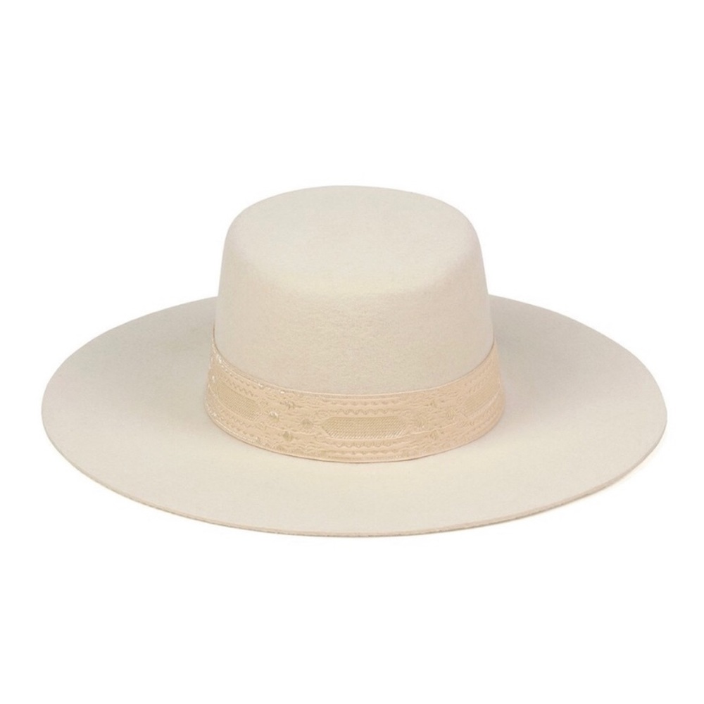 ▪️lack of color sierra hat▪️tan ribbon celestial
